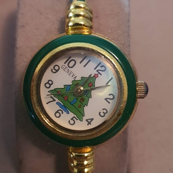 Geneva Accessories - 5/20$ Geneva Green/Goldtone Braided Christmas Tree Women's Cuff Watch